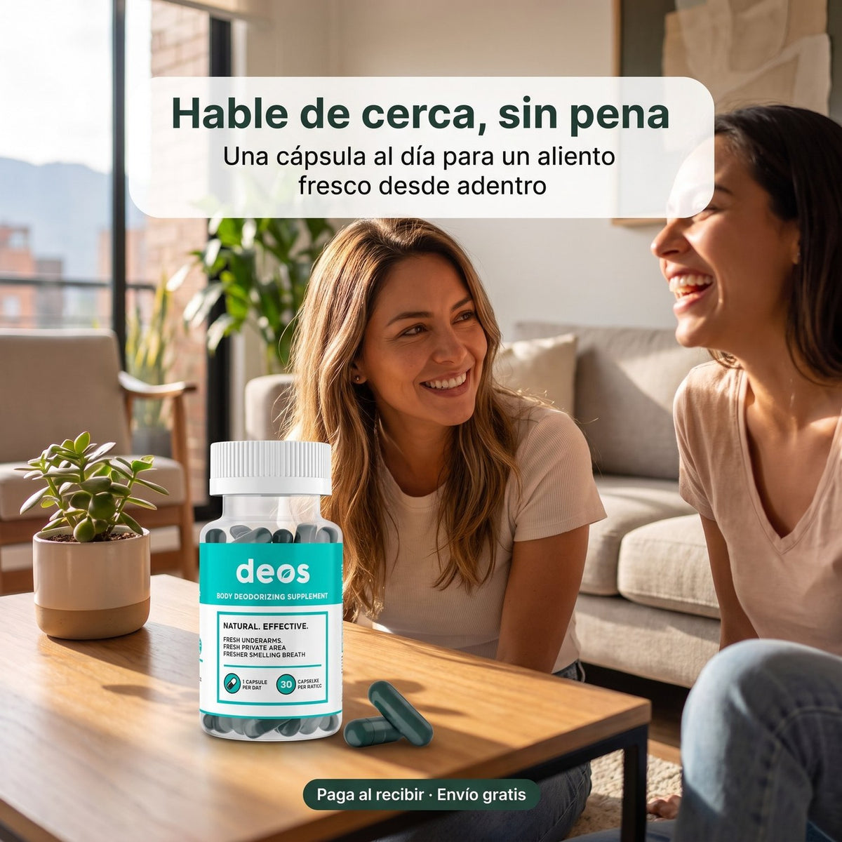 Mujer conversando de cerca y sonriendo junto al frasco de DEOS, cápsulas para un aliento fresco