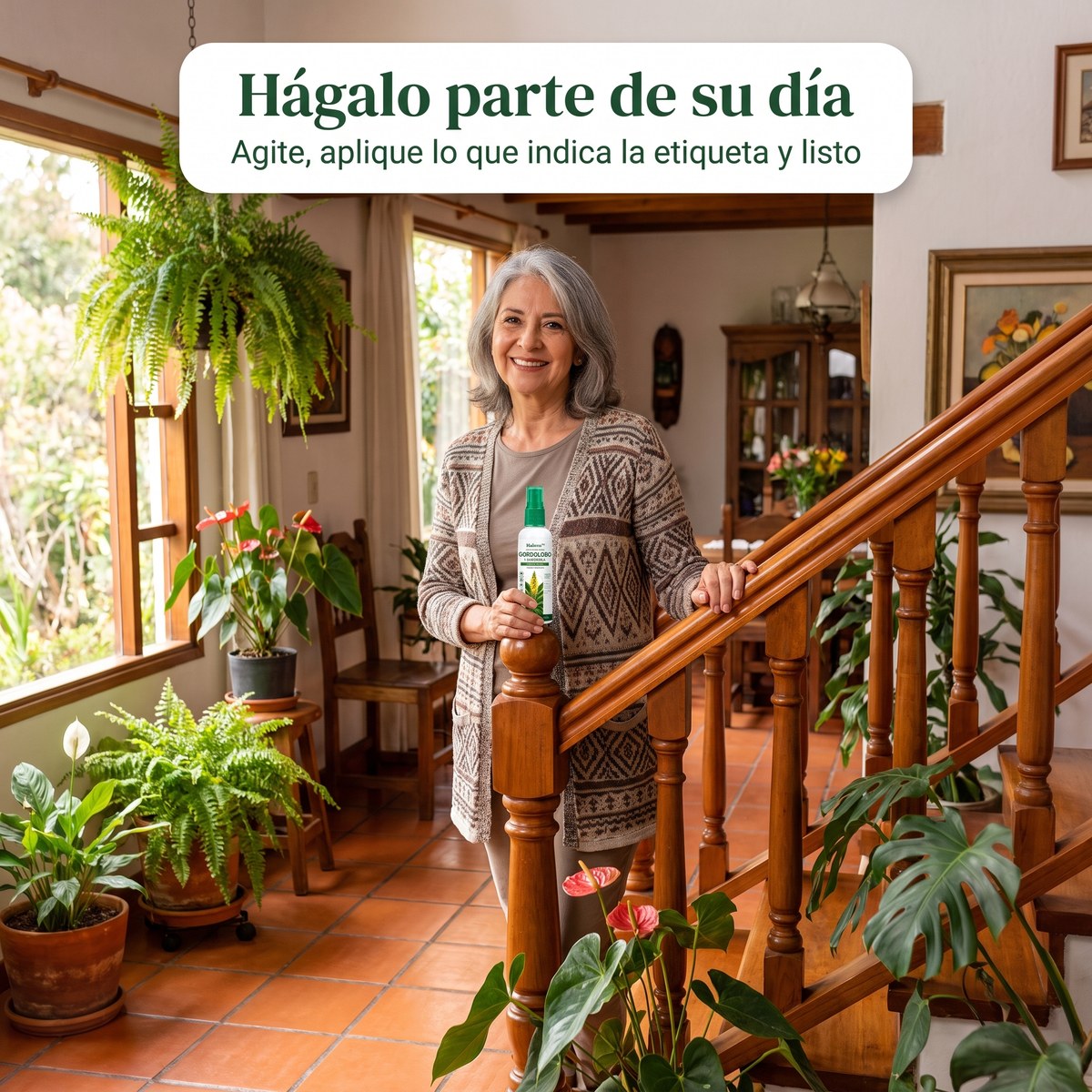 Señora sonriente al pie de la escalera de su casa con el spray Halora