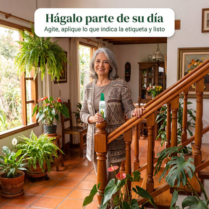 Señora sonriente al pie de la escalera de su casa con el spray Halora